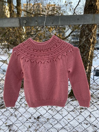 Håndstrikket barnegenser i størrelse 5/6 år